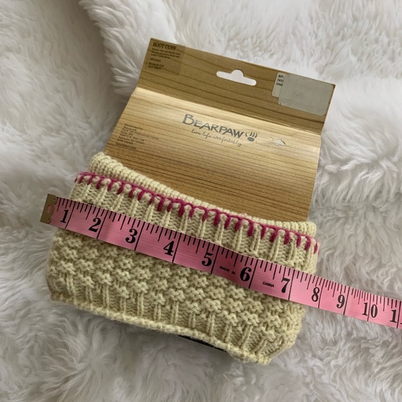 BEARPAW ladies tan 100% acrylic boot cuffs NWT one size - Picture 6 of 8
